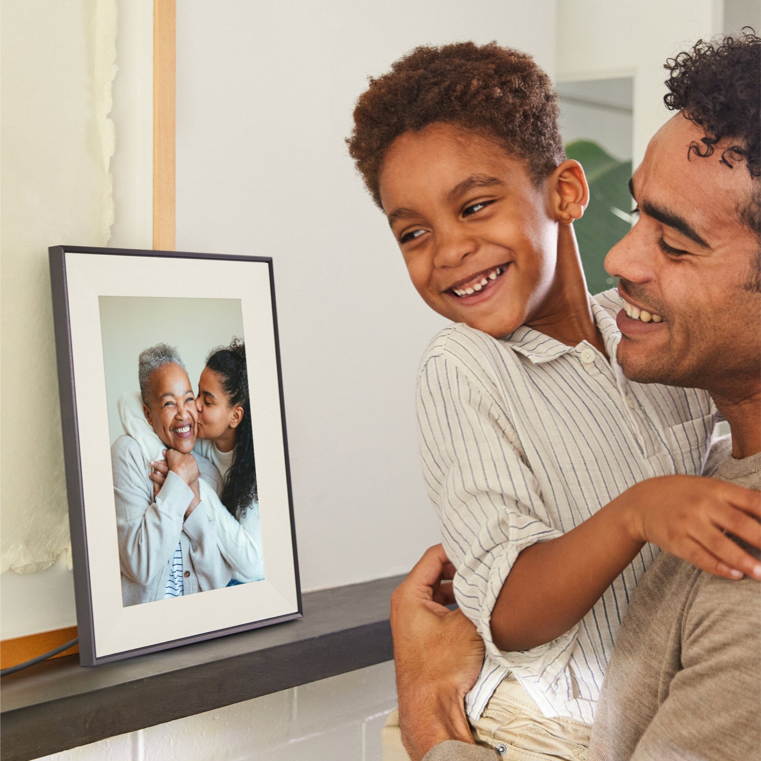 Aspen by Aura Intelligenter digitaler Bilderrahmen 11,8 Zoll HD WLAN Ink (Dunkel) oder Clay (Hell)