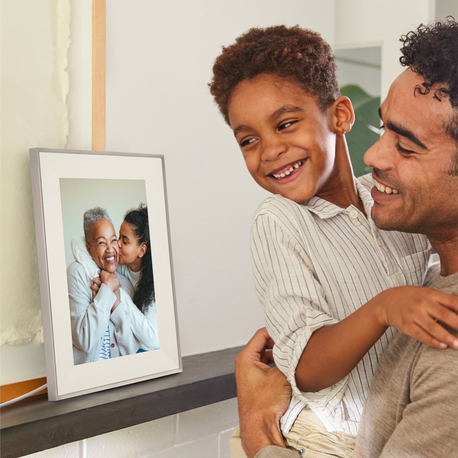 Aspen by Aura Intelligenter digitaler Bilderrahmen 11,8 Zoll HD WLAN Ink (Dunkel) oder Clay (Hell)