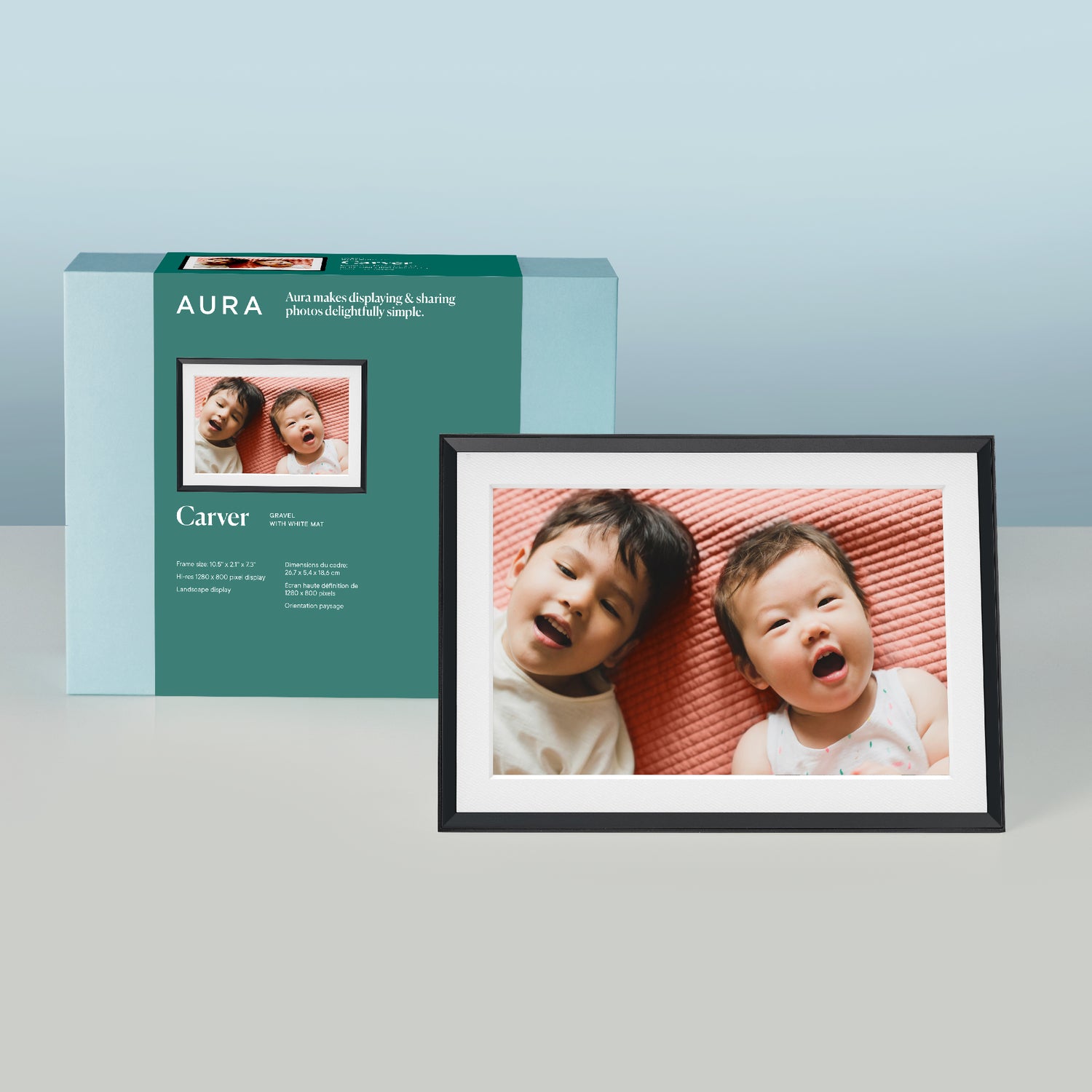 Carver by Aura Intelligenter digitaler Bilderrahmen 10,1 Zoll HD WLAN Gravel (Anthrazit) oder Clay (Lehm) mit weißem Passepartout