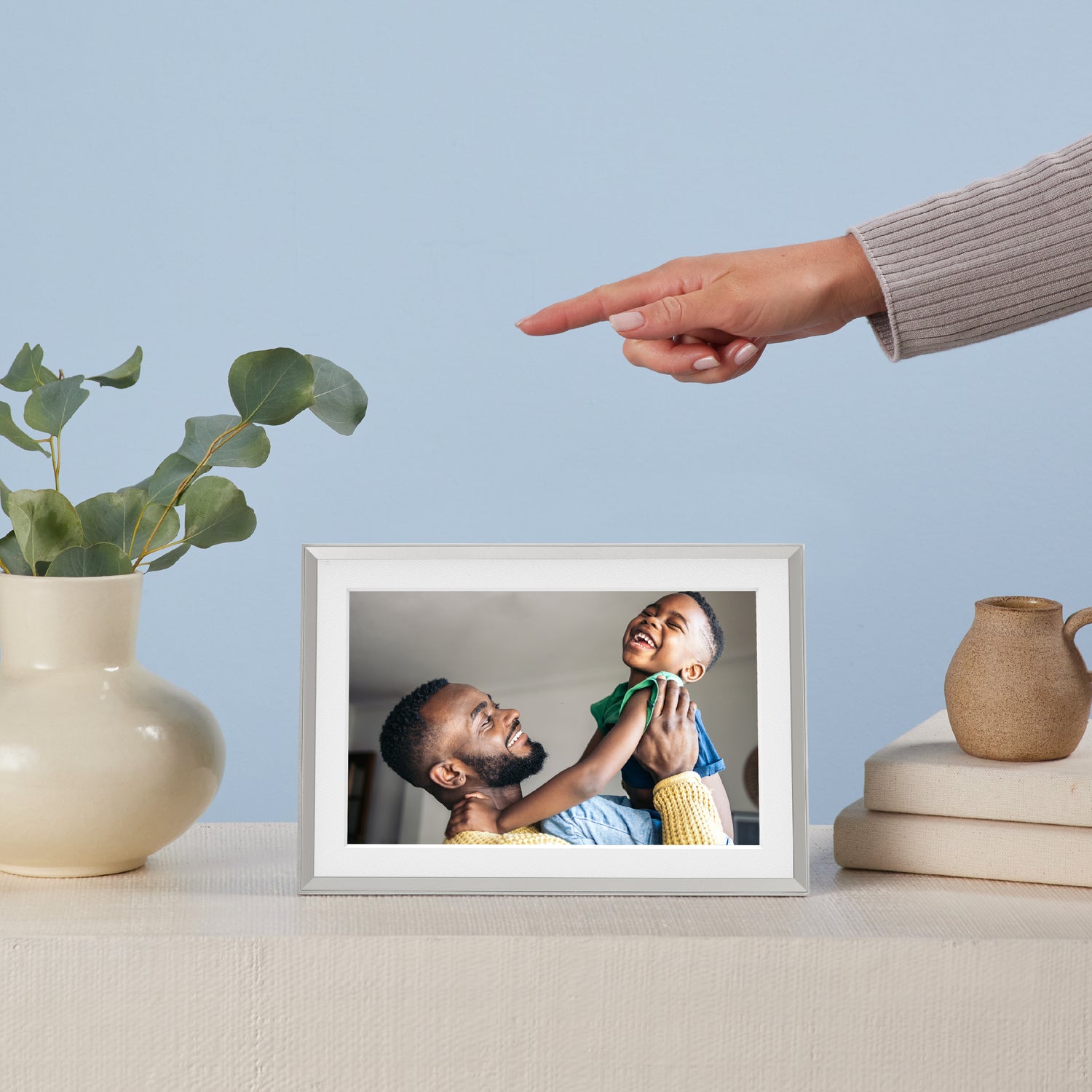 Carver by Aura Intelligenter digitaler Bilderrahmen 10,1 Zoll HD WLAN Gravel (Anthrazit) oder Clay (Lehm) mit weißem Passepartout